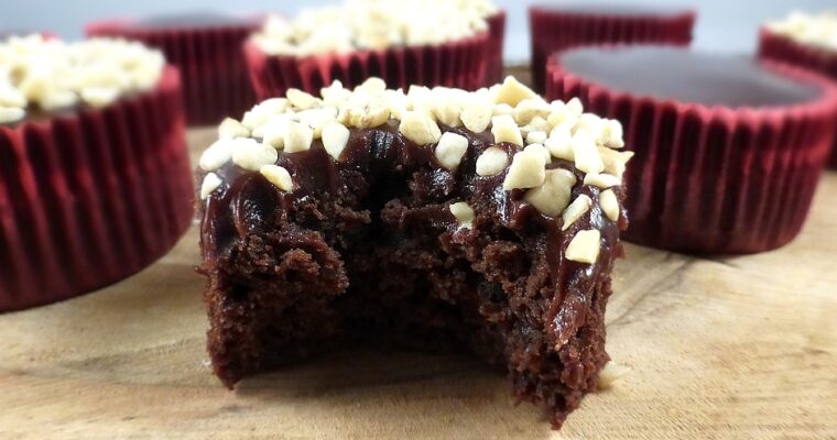 Kladdkaka Cupcakes with a Chocolate Fudge Topping (gluten free or spelt flour)