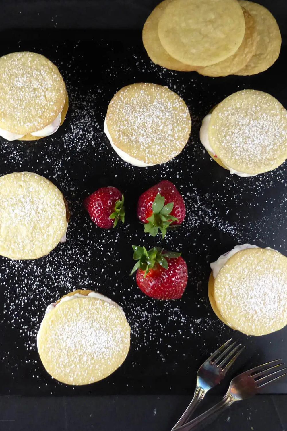 Spelt Vanilla Shortbread Cookies with Strawberries & Cream