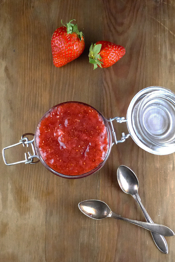 Simple Homemade Strawberry Sauce (no refined sugar)