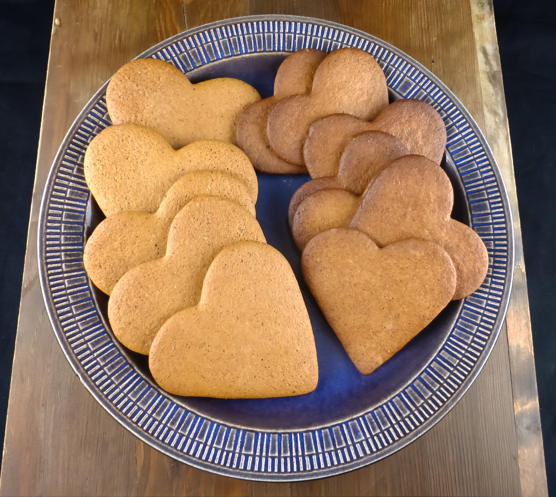 Contracts between different kinds of pepparkakor on a blue plate