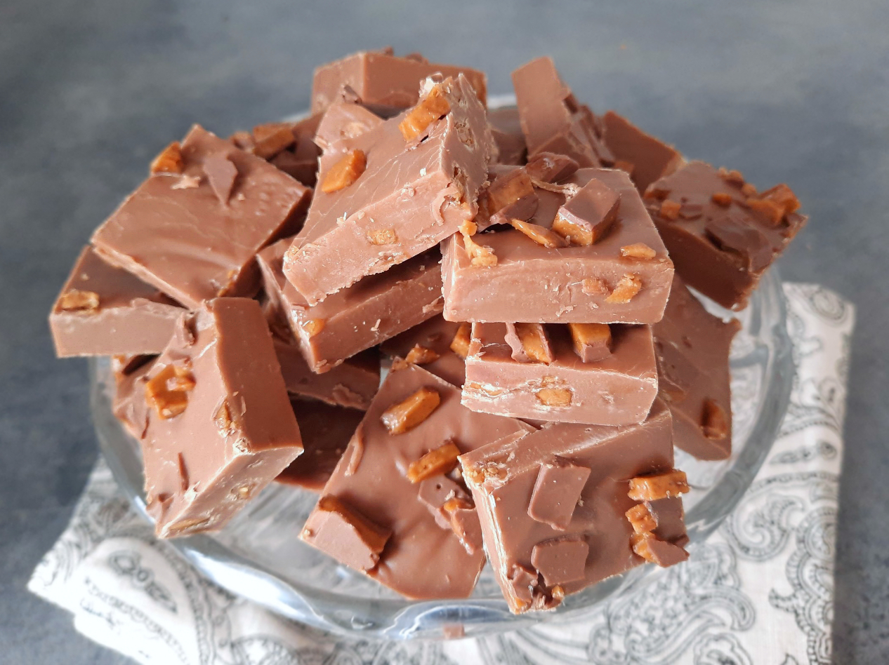 Soft squares of milk chocolate fudge with crunchy Daim pieces