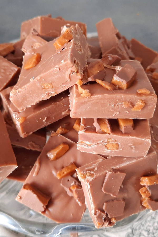 Simple and Quick Milk Chocolate Fudge (with Daim)