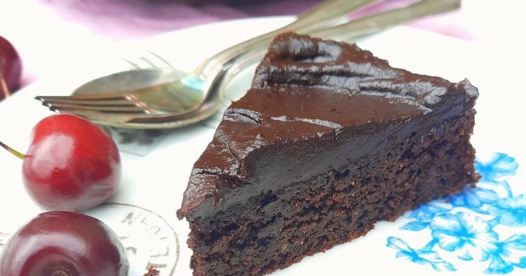 Chocolate Cake with Date Chocolate Frosting (no refined sugar & low fat)